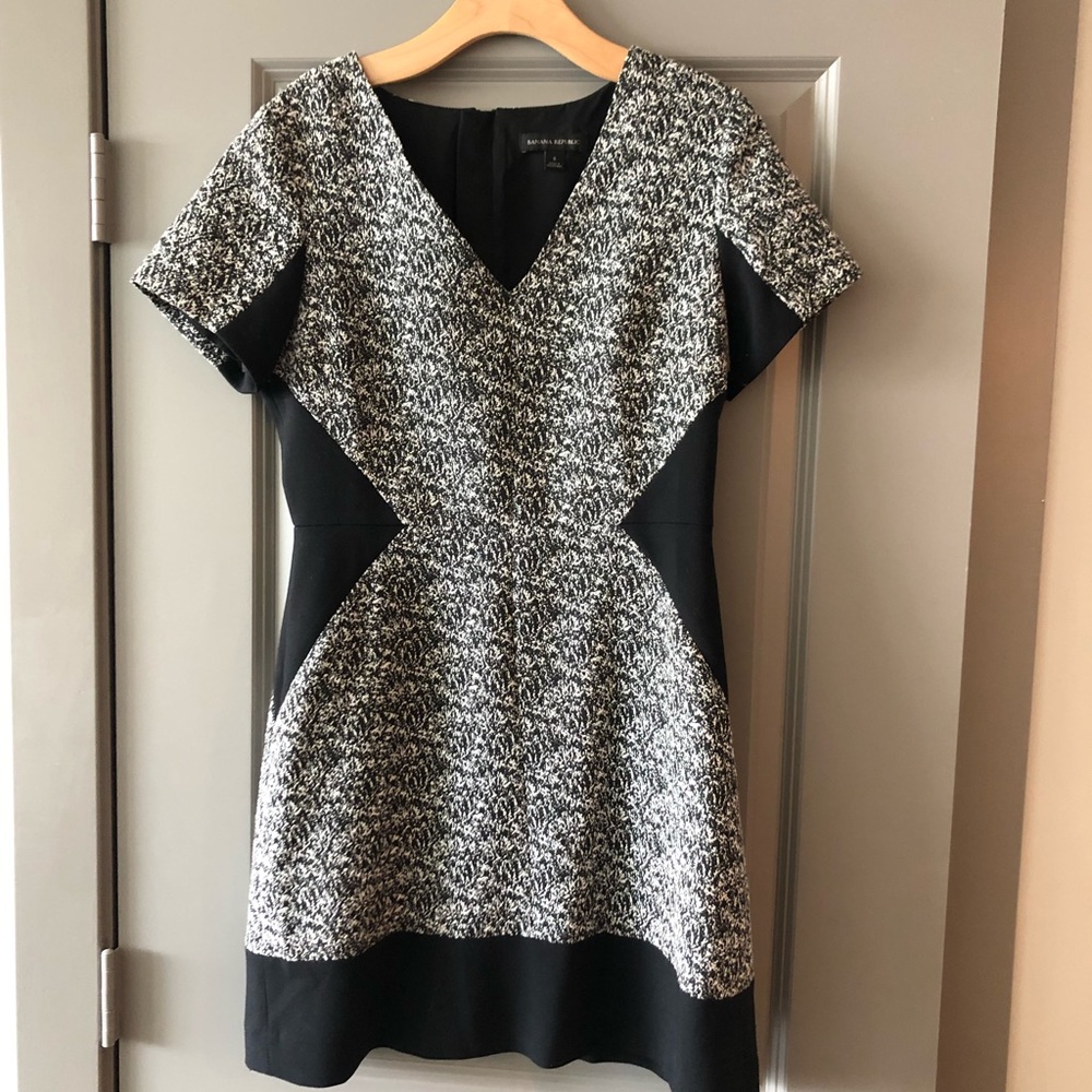 Banana Republic black and white monogram dress size 8
